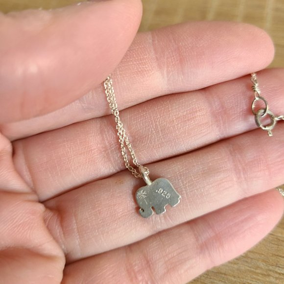 Sterling silver chain with little elephant pendant. - Picture 2 of 4